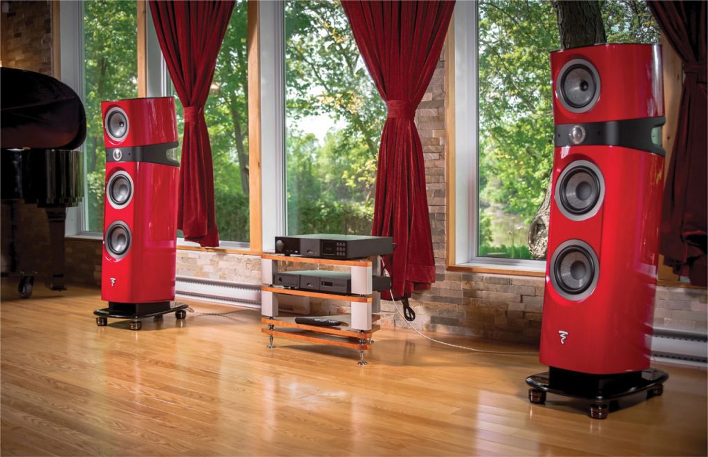 スピーカー設置における3つの課題を示す図解：設置面の共振、固体伝搬ノイズ、内部反射